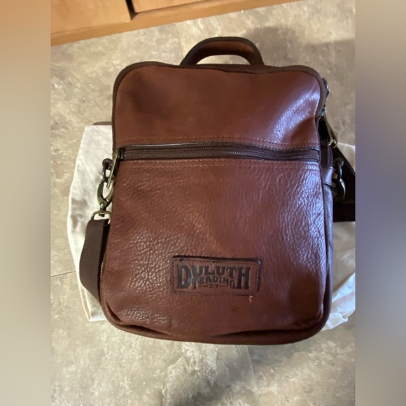 Duluth Trading Co Handbags - Duluth Trading Leather Travel Purse ipad Bag